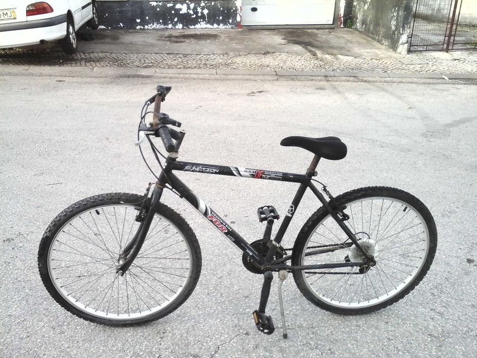 Bicicleta de montanha BTT roda 26" em estado razoavel