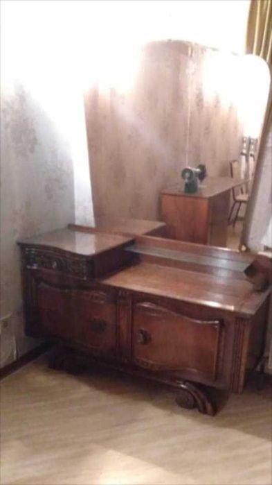 Sprzedam starą drewnuaną toaketkę z lustrem