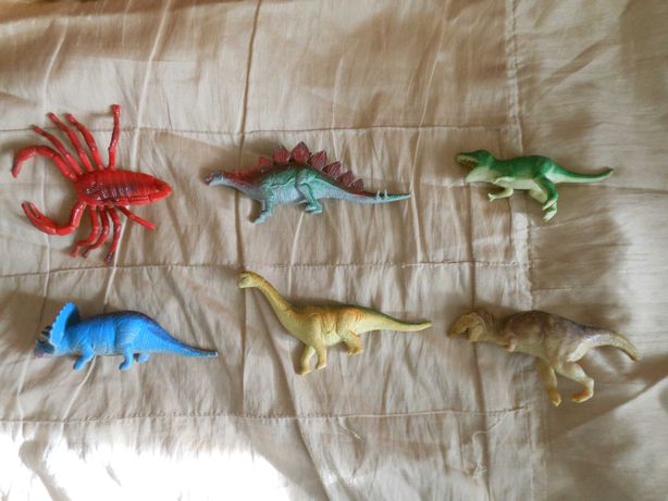 Динозавры и скорпион.