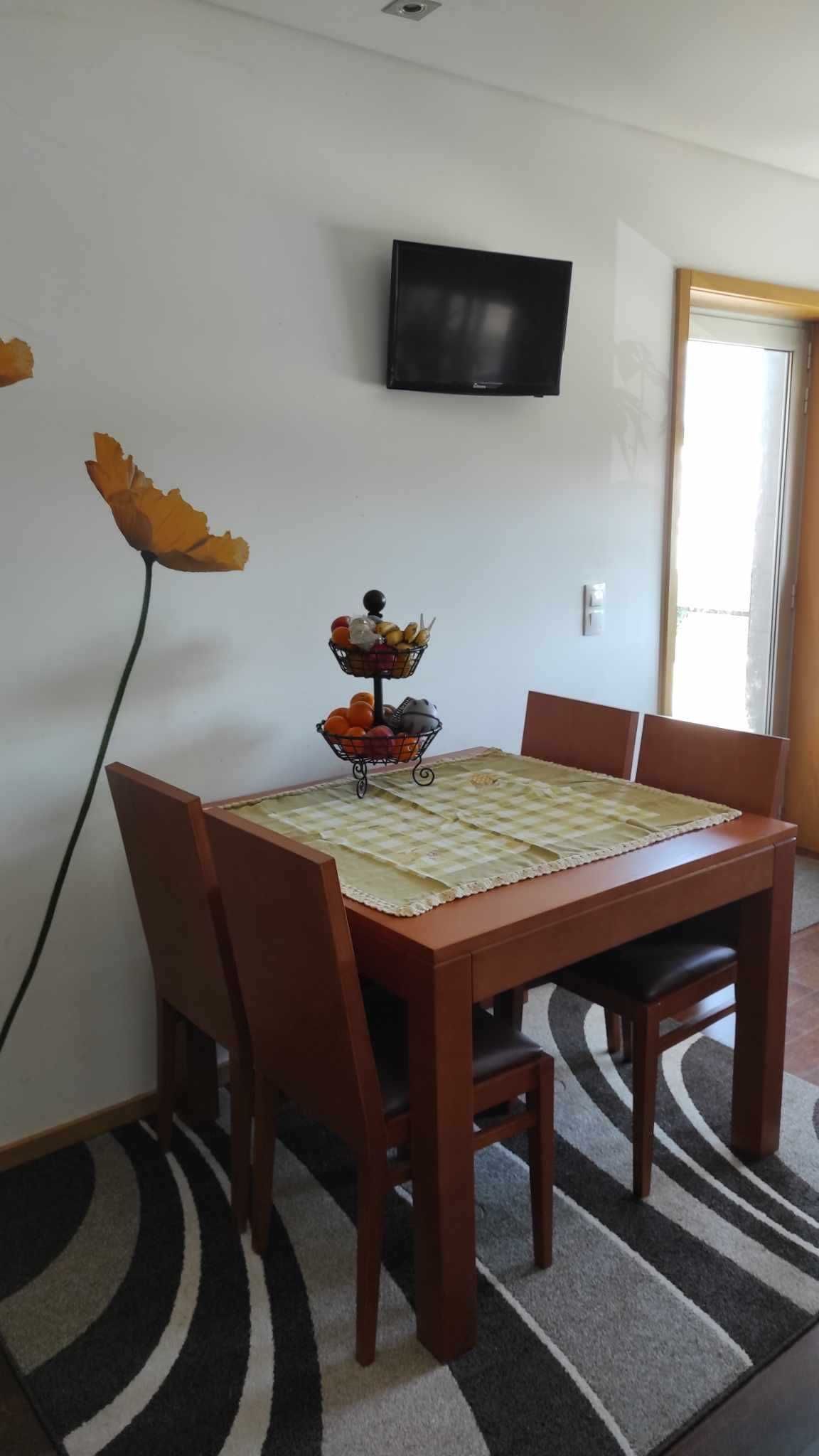 Mesa de Jantar Nova c/ 4 Cadeiras de Madeira - Perfeita para Refeições