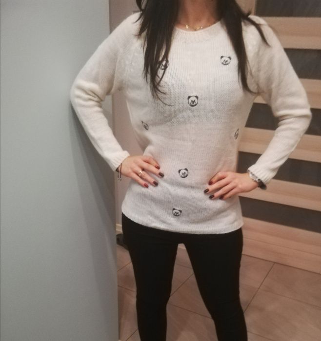 Sweter ecru w misie moschino