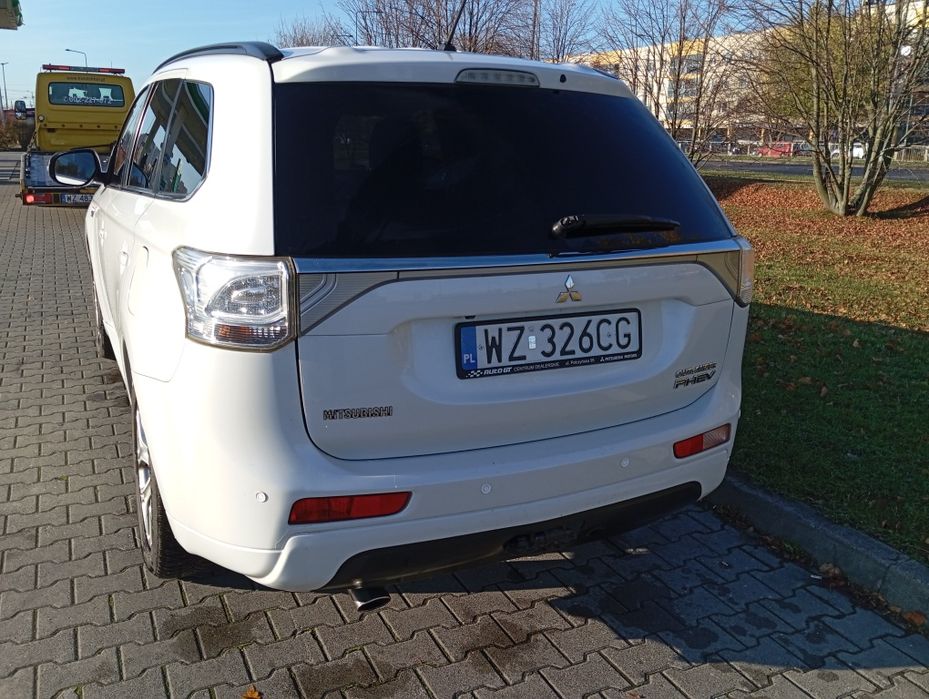 Mitsubishi outlander bezwypadkowa hybryda plug in 2,4+lpg hak