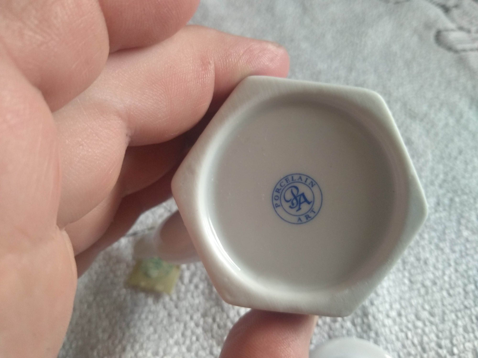 Mały czajniczek z porcelany