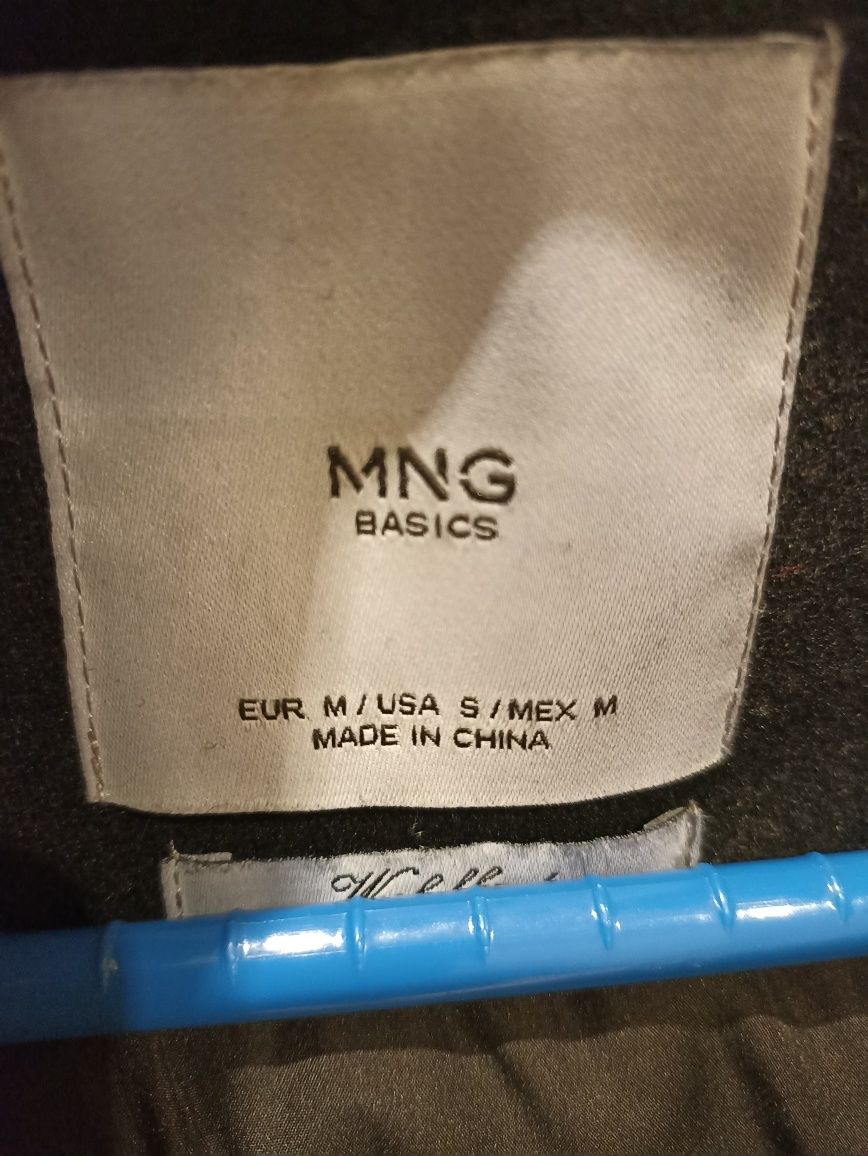 Parka preta com capuz com pêlo