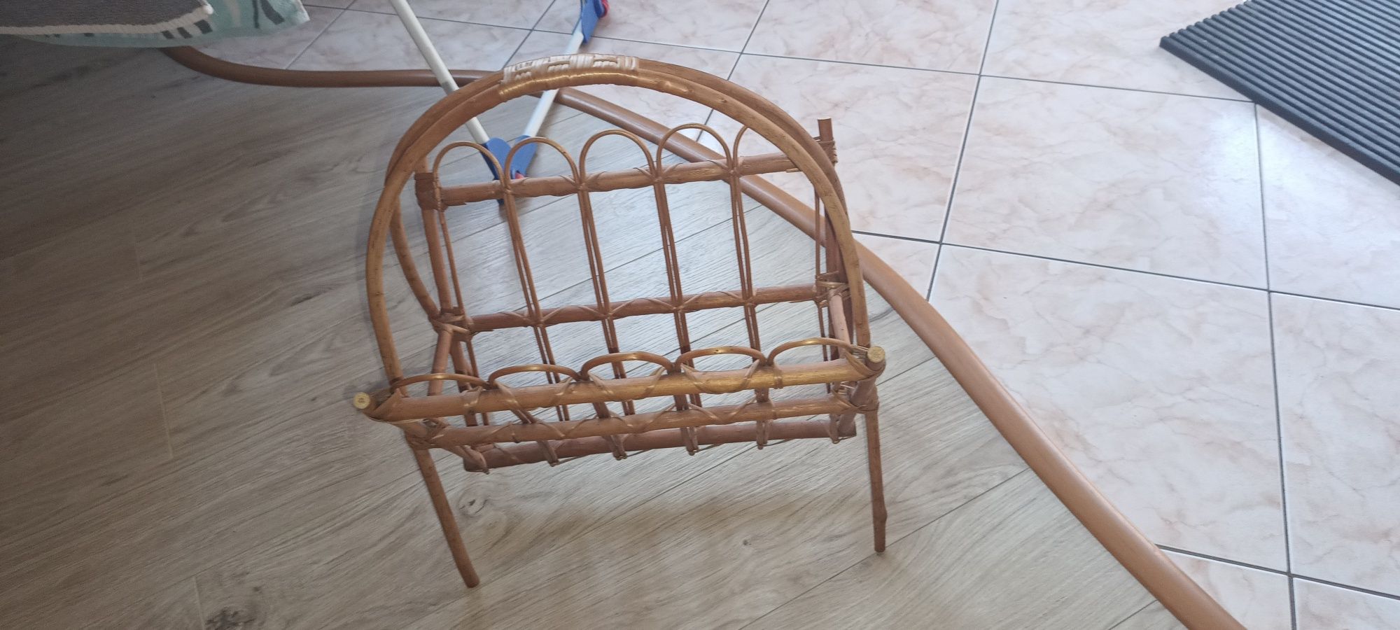 Stojak wiklinowy na prasę