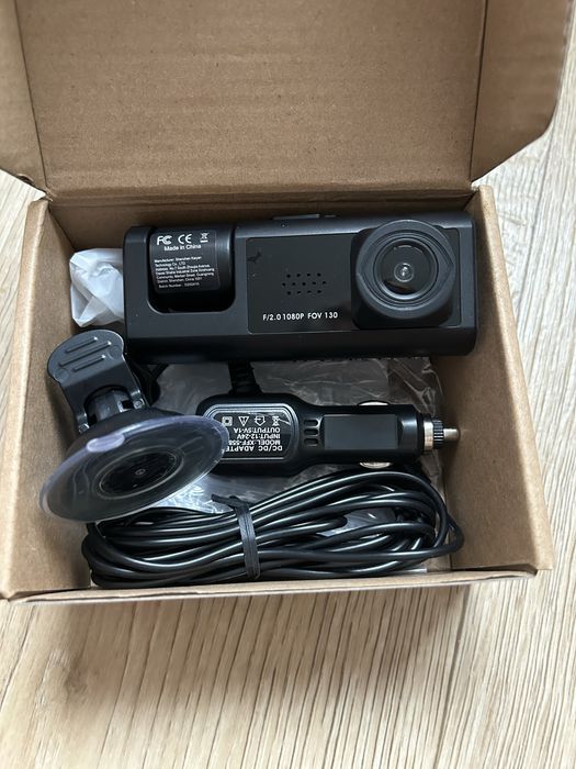 Відеорегістратор з передньою і задньою камерами (в салон і на дорогу)