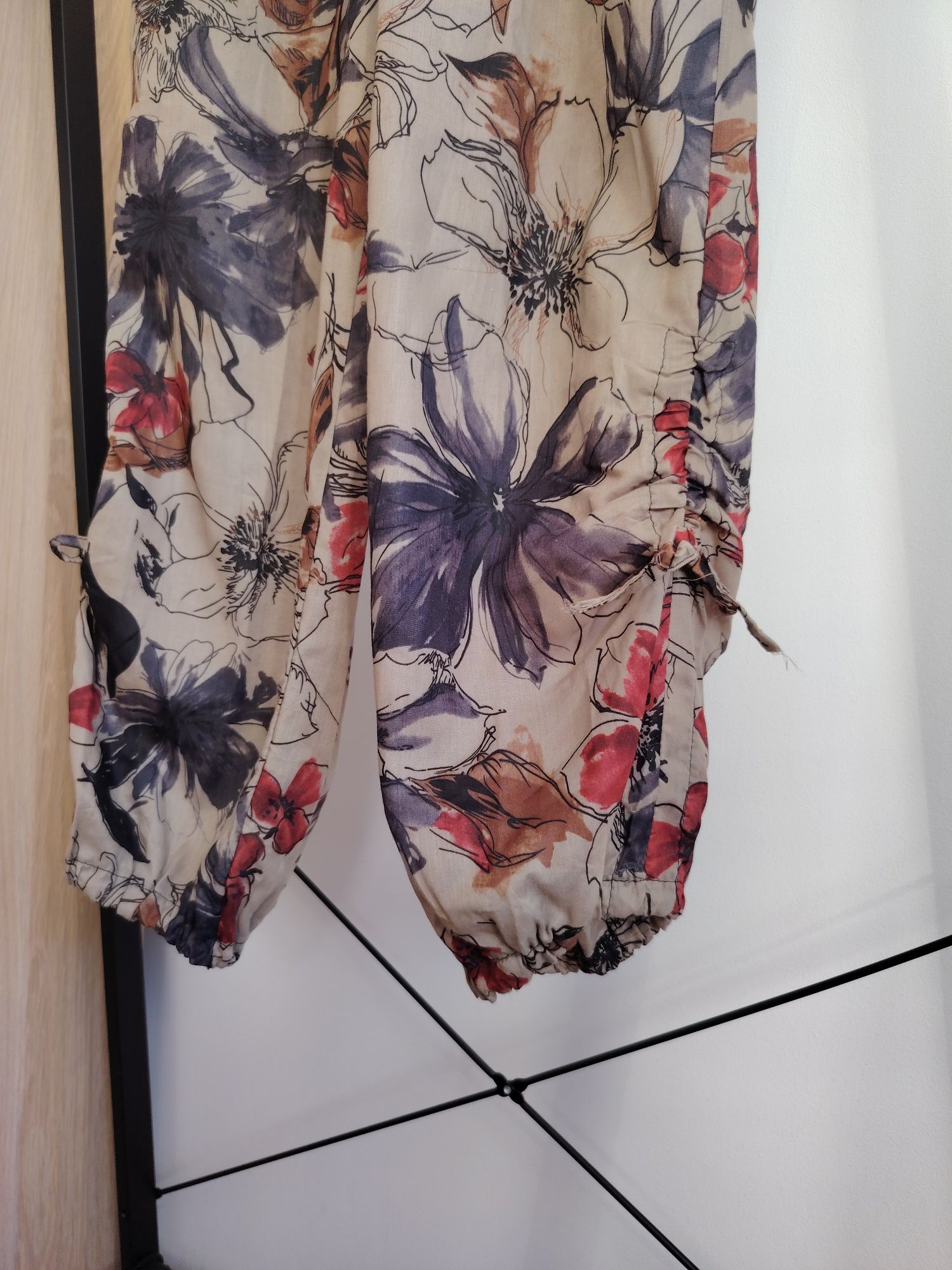 Wild Girl spodnie khaki kolorowe kwiaty M