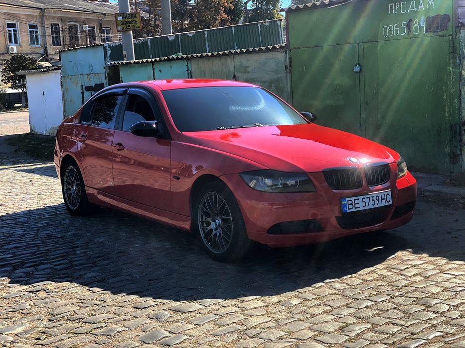 Яскраве авто BMW Е90