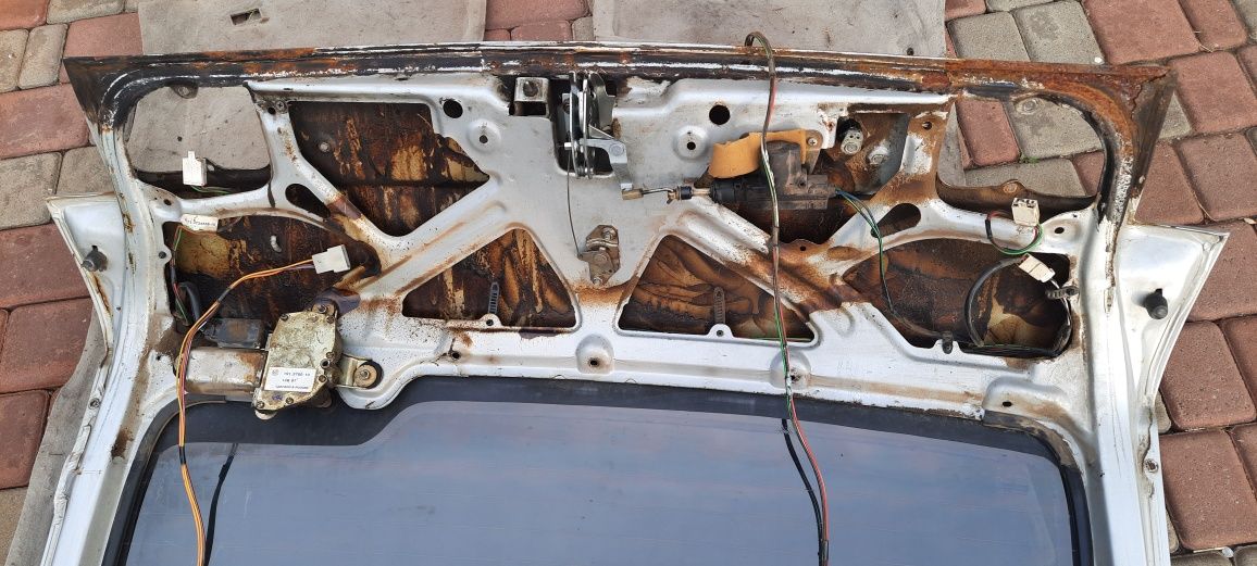 Задняя ляда крышка багажника  ВАЗ 2112 со стеклом  моторчиком дворника