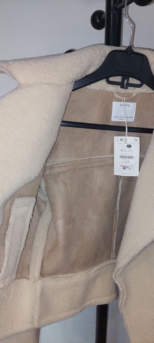 Casaco de efeito pelo da Bershka