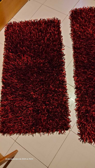 3 tapetes vermelho e preto