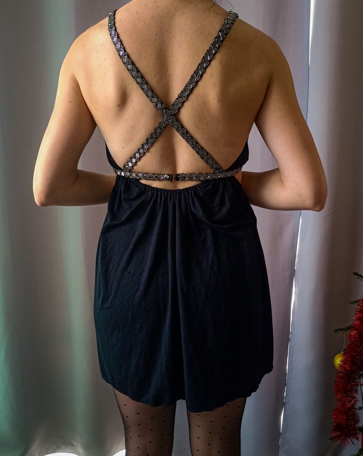 Zdobiona sukienka z odkrytymi plecami