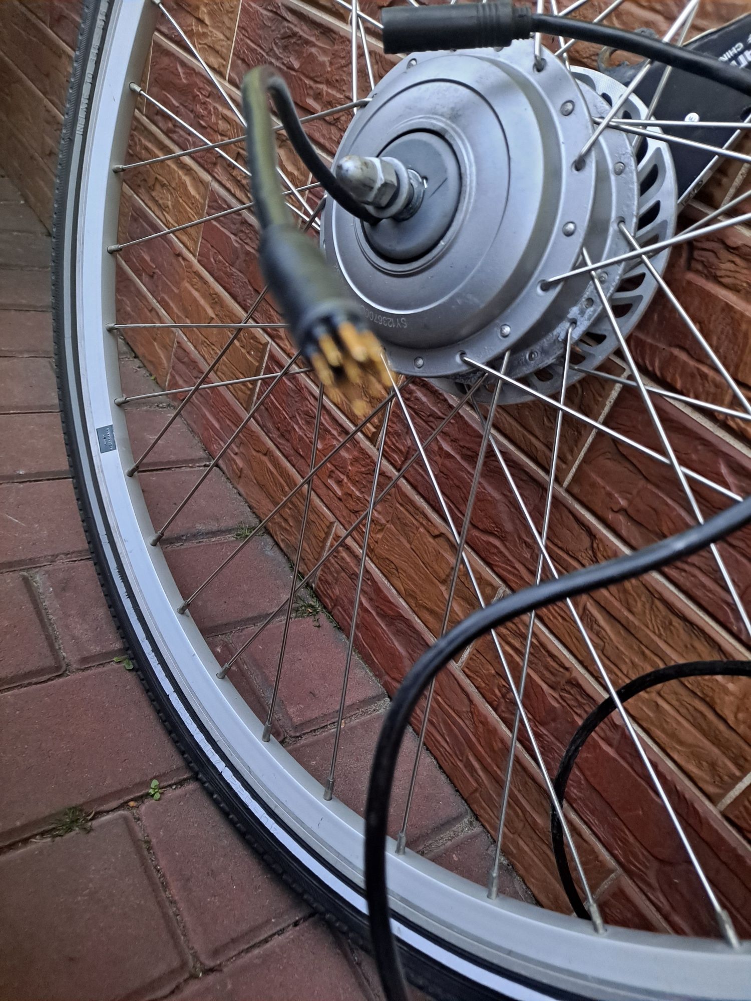 Kolo z silnikiem do roweru elektrycznego