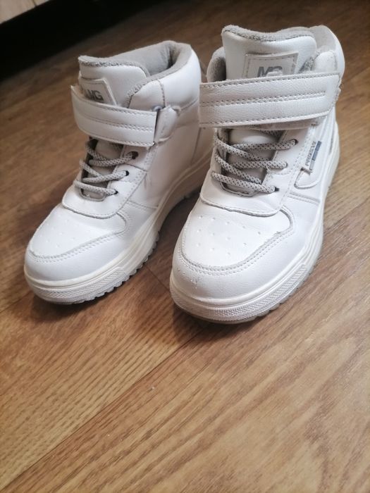 Весняні кросівки