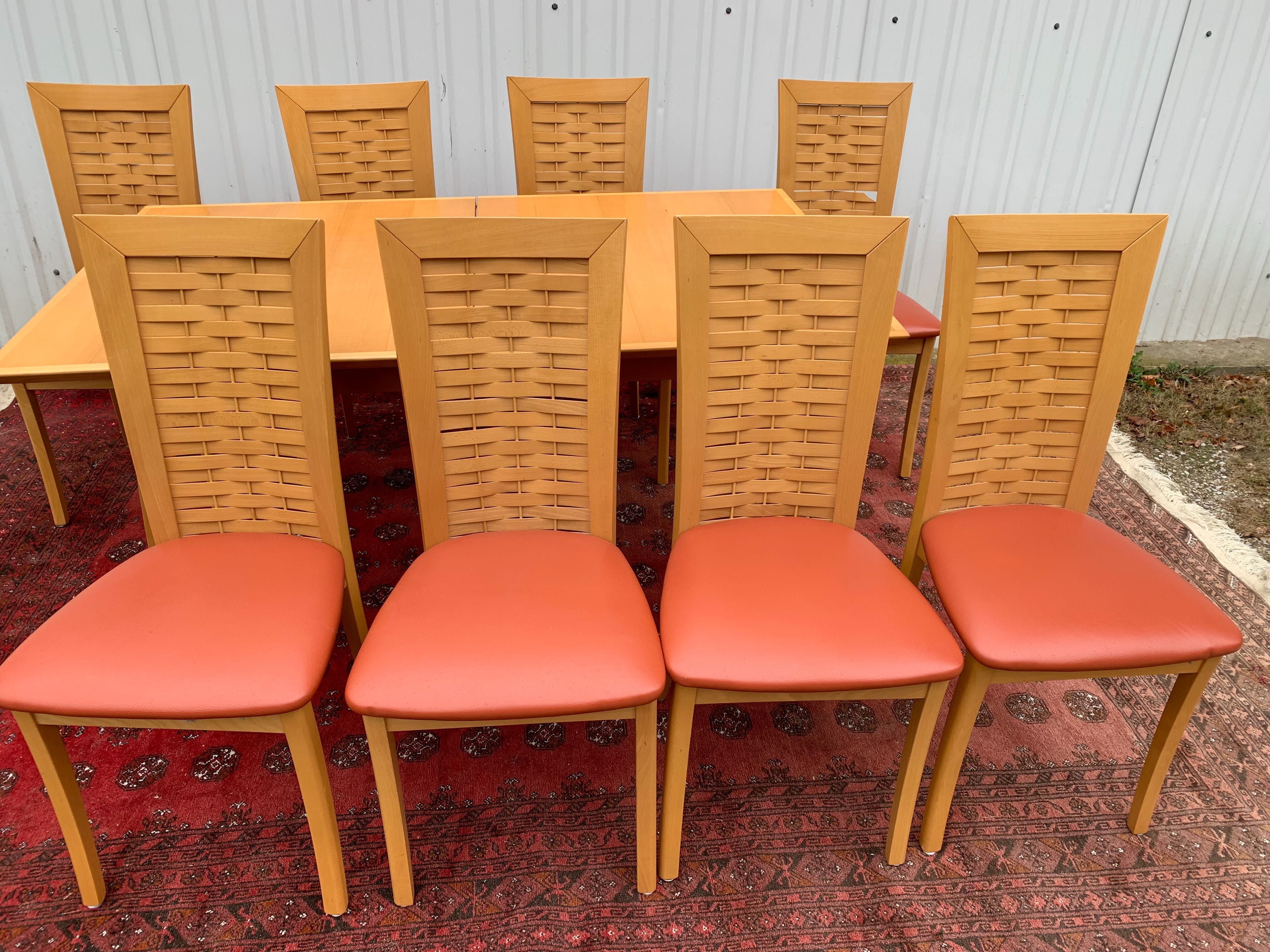 Rozkładany stół i 8 krzeseł .