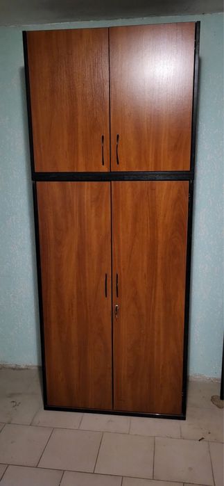 Продається двохдверна шафа з антресолями в хорошому стані