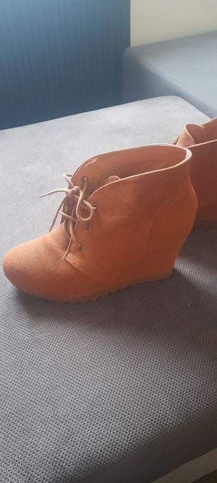 Buty na koturnie