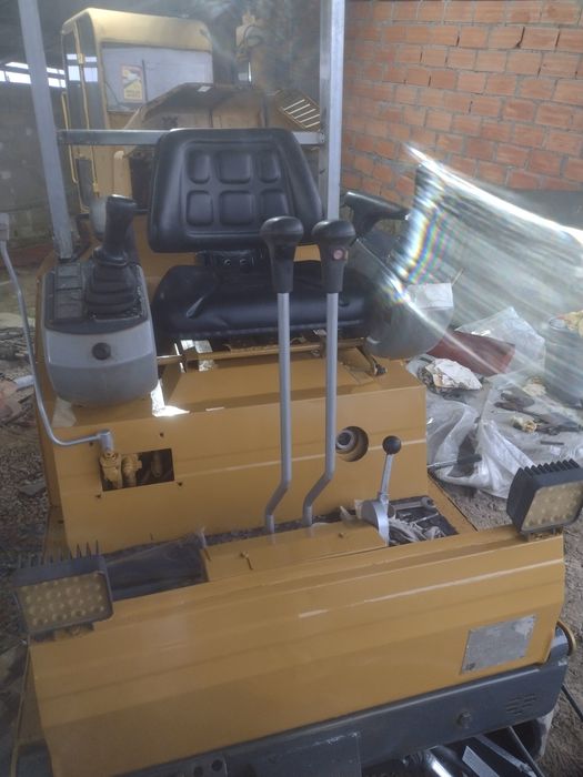 Mini giratoria neuson 1500 kilos,ano 2000