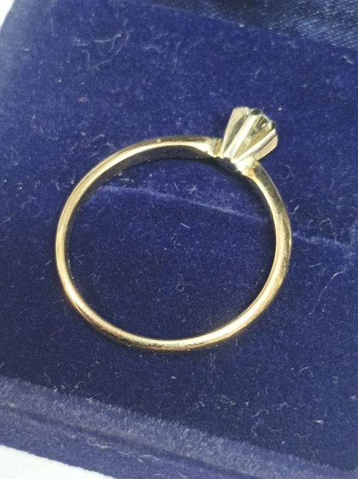 Кольцо с бриллиантом