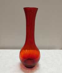 Czerwony szklany wazon