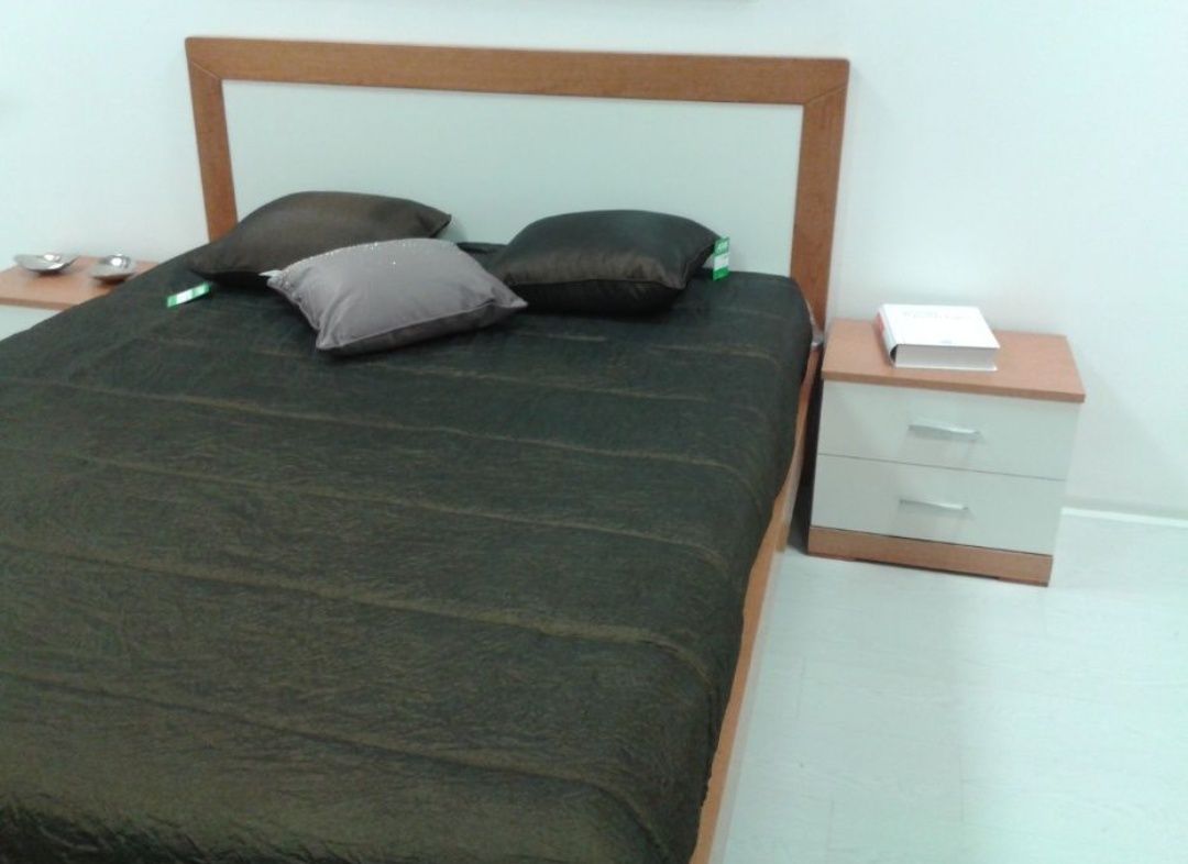 Vendo cama de casal (só cama e estrado)