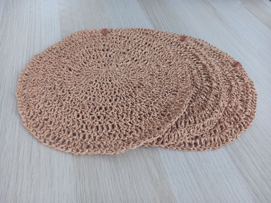 Podkładki pod talerze ręcznie robione.