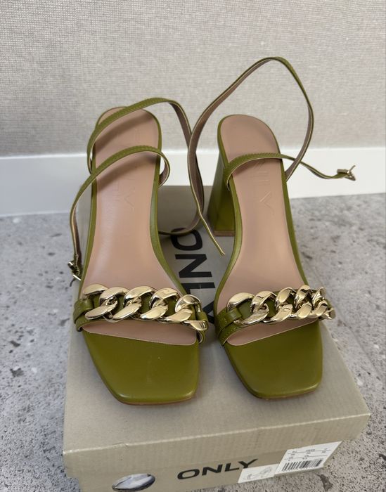 sandały na obcasie ze złotym łańcuchem ONLY - rozmiar 39