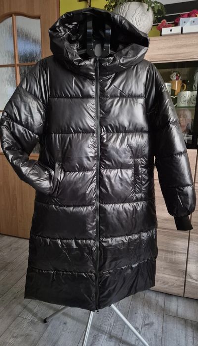 Długi czarny płaszcz z kapturem