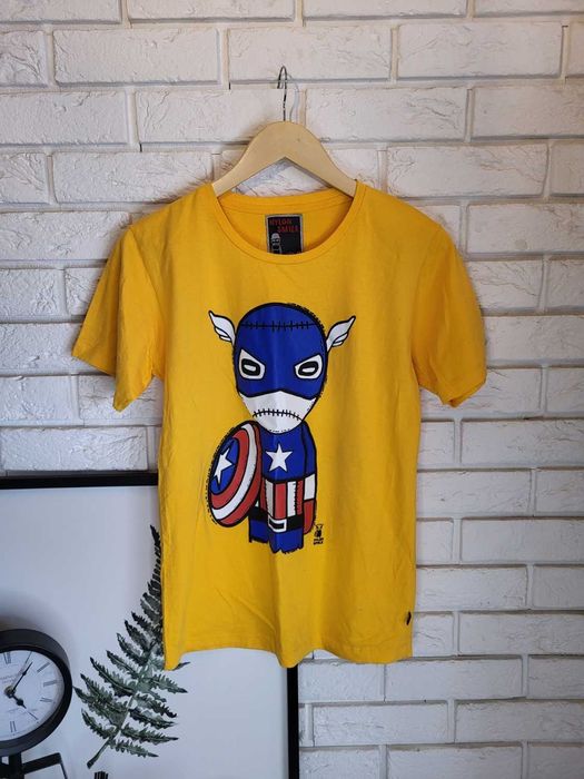 Żółta koszulka z kolekcji Nylon Smile, rozmiar M, nadrukiem bohaterów.