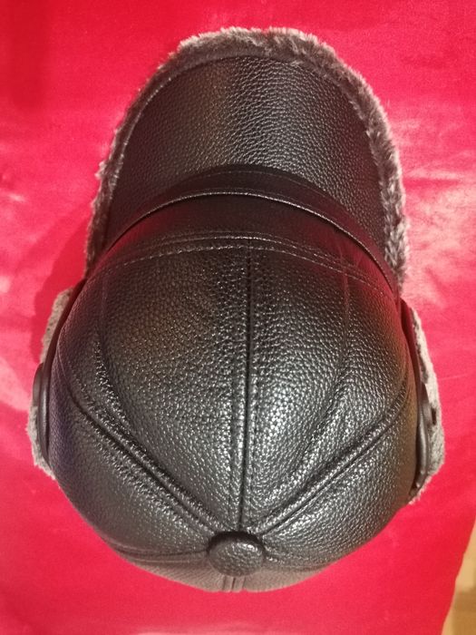 Продам мужскую зимнюю кепку с отложными ушками.