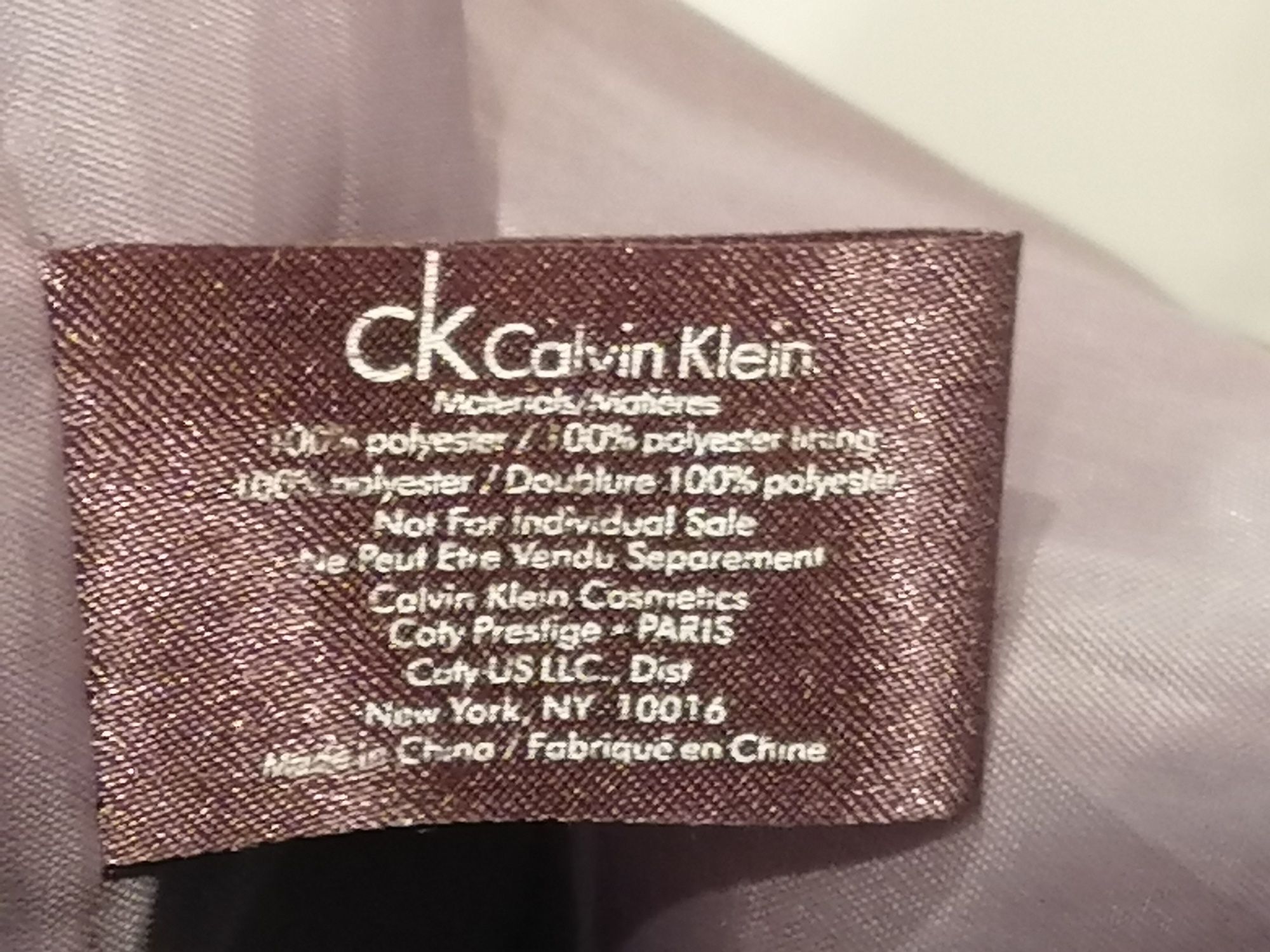 Mala saco à tiracolo, da Calvin Klein, tem um bolso com fecho na aba