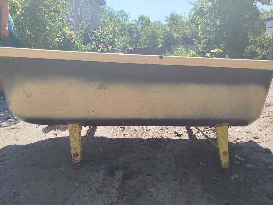 Стара чавунна ванна, ідеально для дачі або на металобрухт