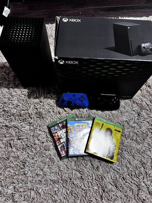 Xbox Series X konsola, 1 TB wraz z napędem, w zestawie 3 gry + 2 pady