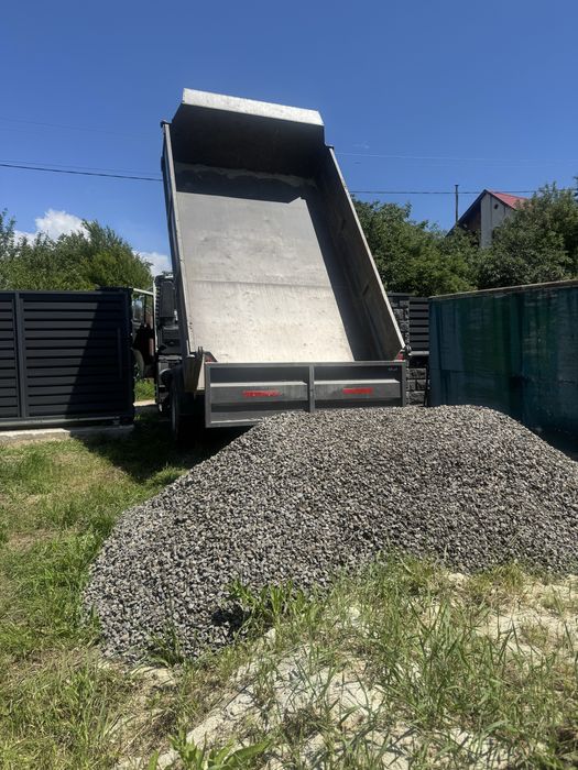 Вивіз сміття з вантажниками