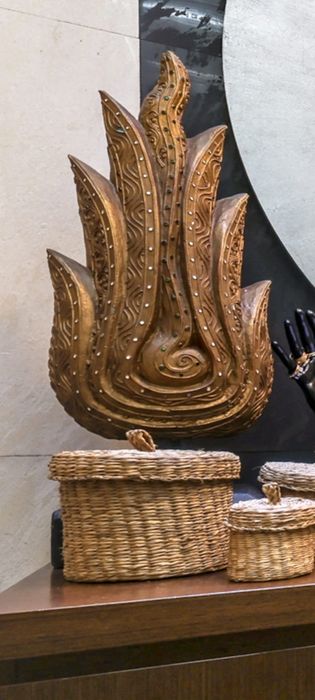 Peça decorativa flor de lótus em madeira e folha de ouro