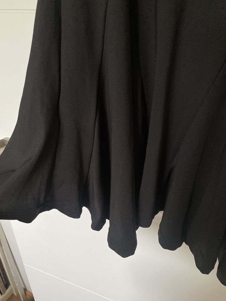 Czarna sukienka na ramiączkach rozkloszowana Shein