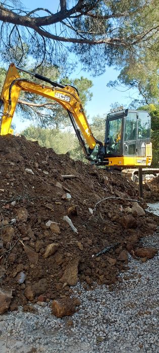 Serviço de retroescavadora e mini giratória de 9 toneladas