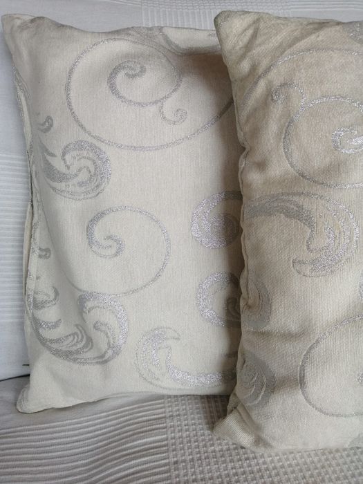 Conjunto de almofadas creme com fio prata