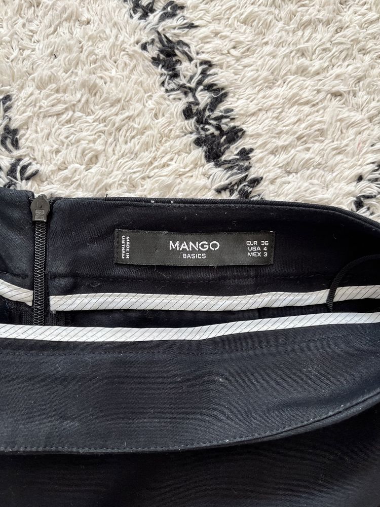 Czarna ołówkowa spódnica Mango S