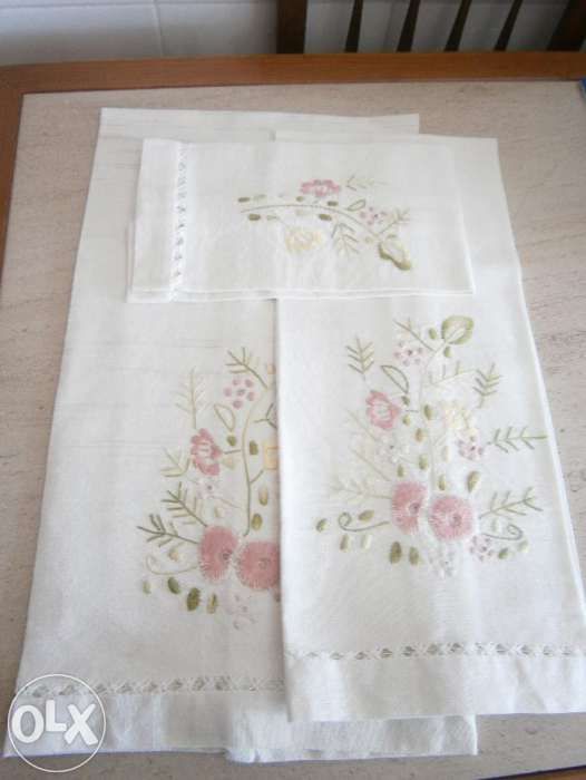 Conjunto toalhas bordadas em Linho