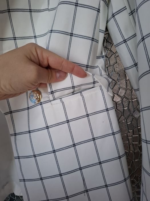 Stylowa marynarka w kratę ze złotymi guzikami