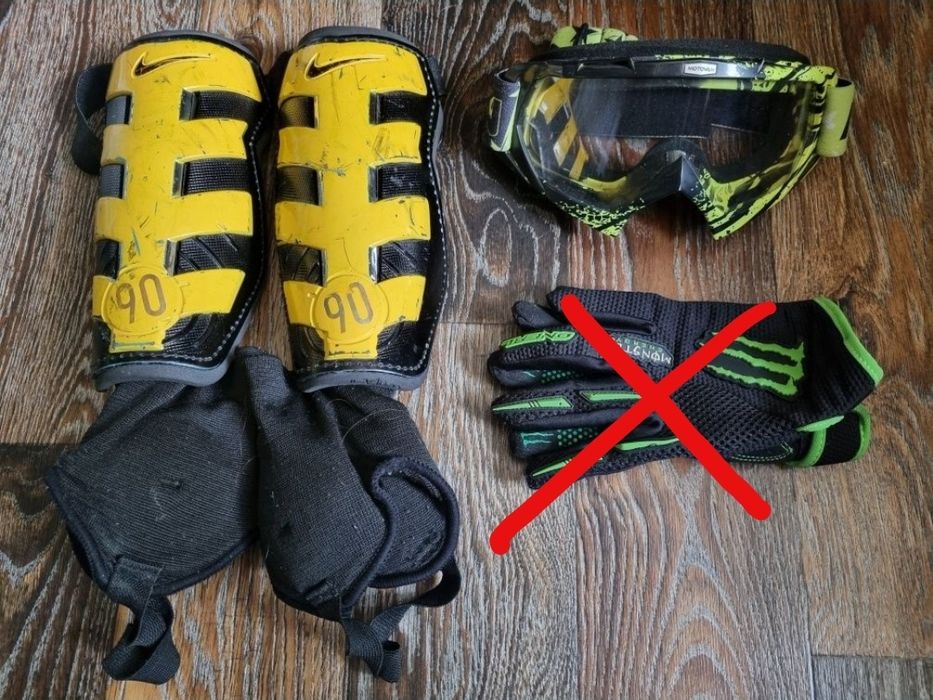 Продам мото маску та футбольні щитки