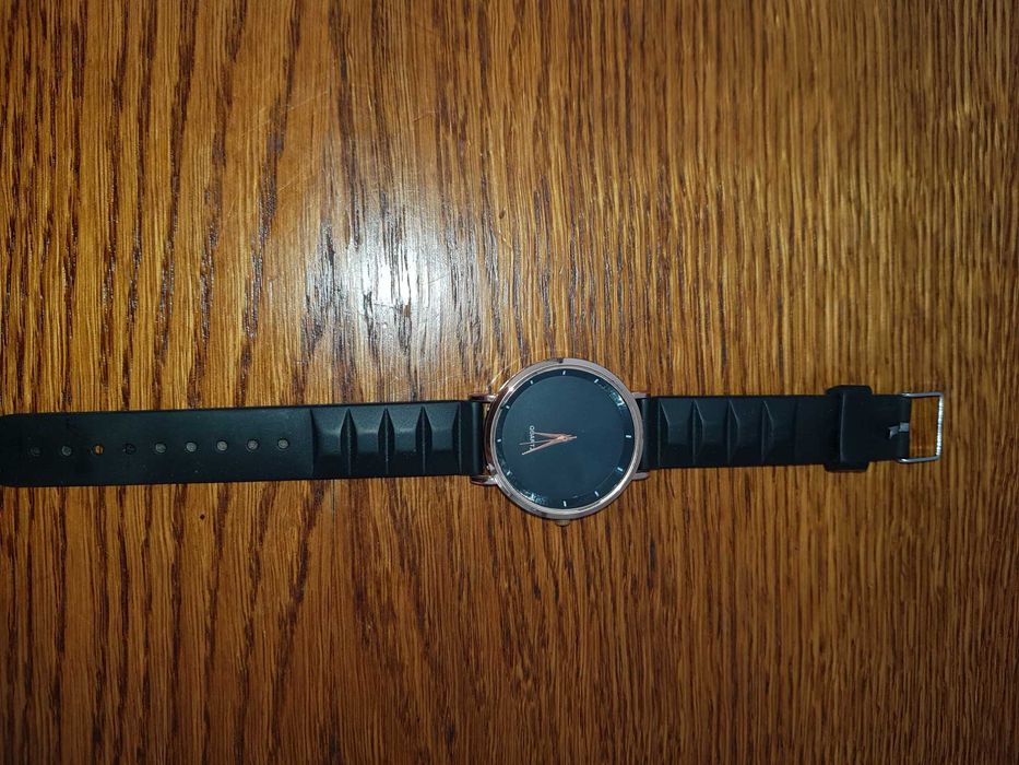 Zegarki. Czarny zegarek  ze złotym kolorem .