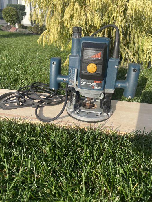 Вертикальна фрезерна машина BOSCH GOF 900 CE