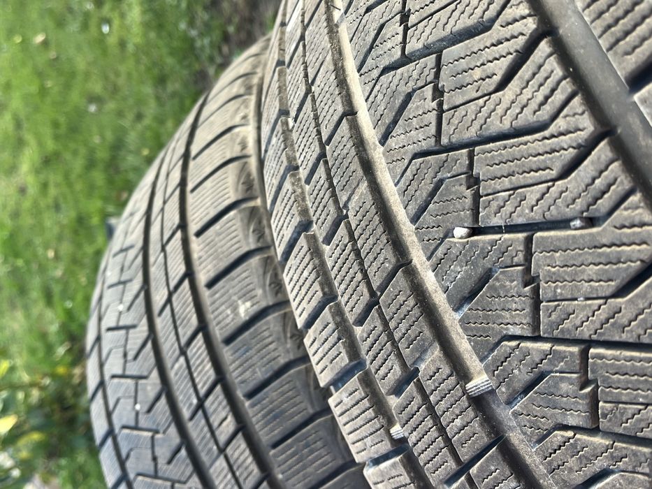 Зимові різноширокі шини Triangle 275/35 r20 102v xl; 245/40 r20 99v