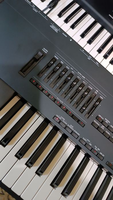 Синтезатор "Korg i30"стан чудовий