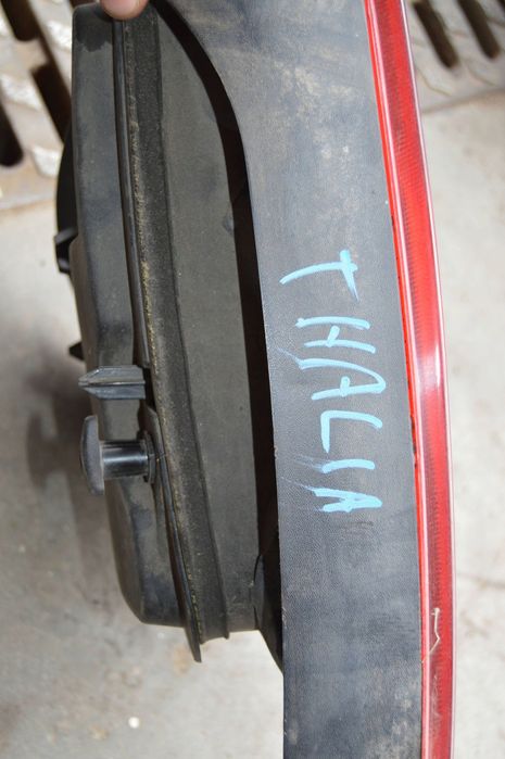 renault thalia i lampa tylna prawa 8200054301
