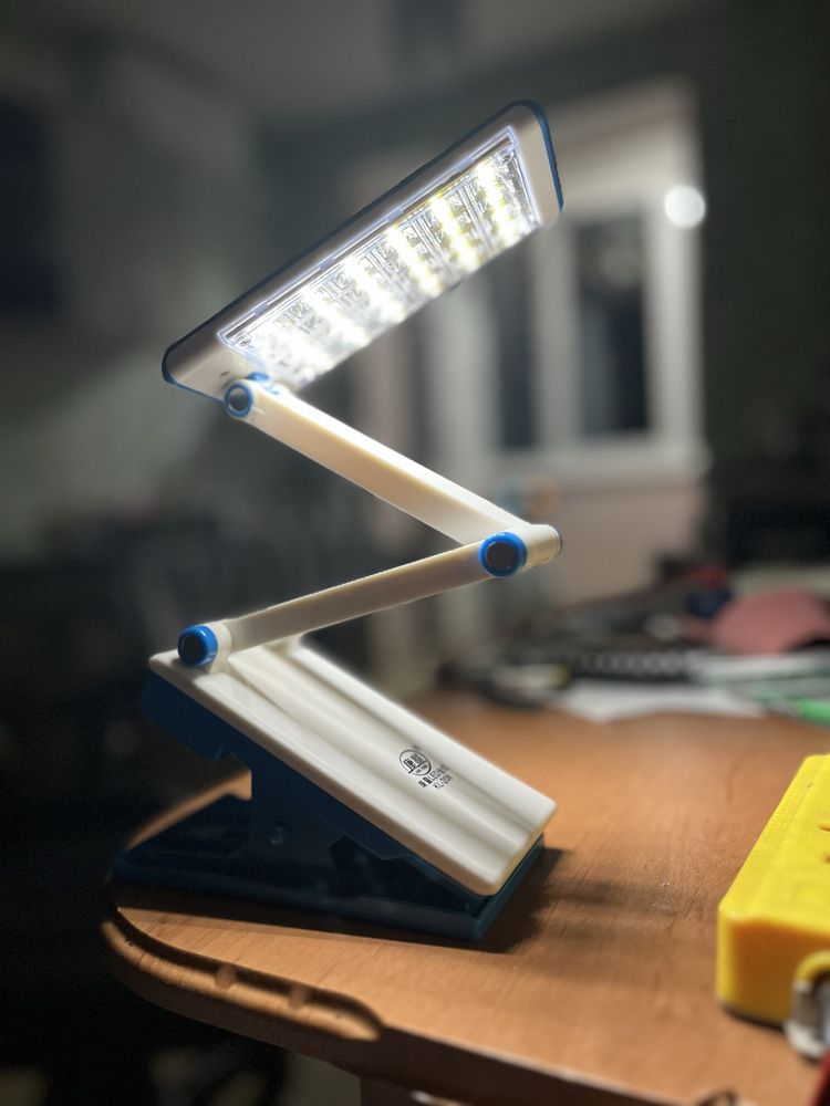 LED настольна лампа з акумулятором для школярів. Прищепка