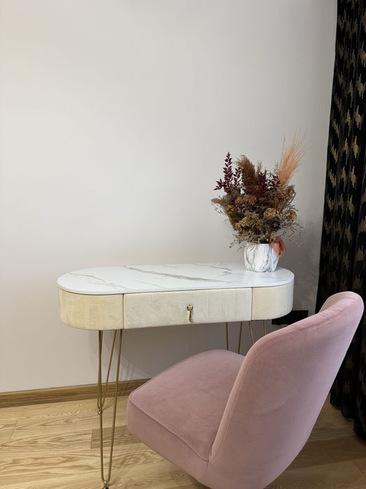 Toaletka/biurko kosmetyczne (manicure) – marmurowy blat, złote nogi