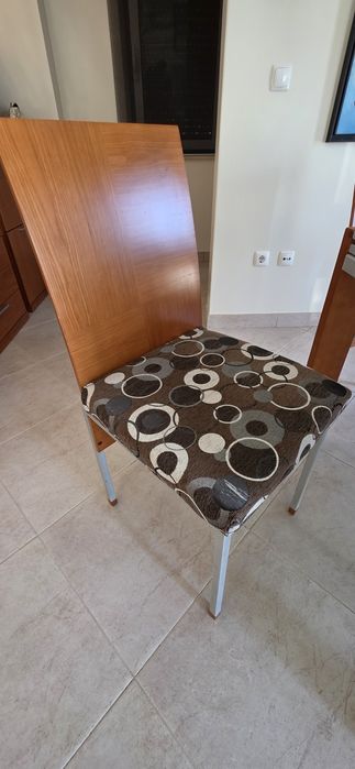 Mesa de sala extensível e 4 cadeiras